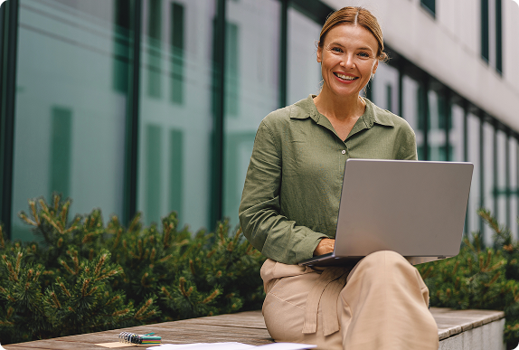 Profissional trabalhando em laptop em ambiente aberto