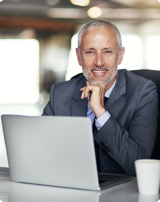 Profissional confiante trabalhando com a Central de Cadastros