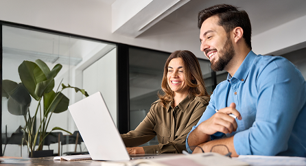 Profissionais colaborando em gestão de RH moderna