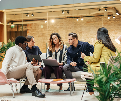 Equipe de profissionais colaborando em gestão de compras