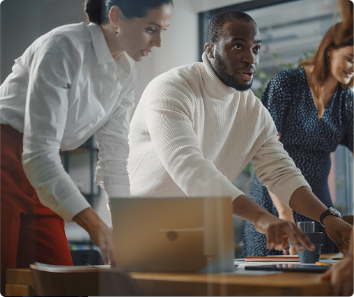 Profissionais trabalhando com gestão estratégica de compras